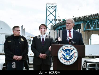 Stati Uniti Segretario di Homeland Security John Kelly parla alla stampa durante un evento a Fort Street scalo merci presso il Ponte Ambassador Marzo 27, 2017 a Detroit, Michigan. L'ambasciatore ponte collega Detroit con Windsor, Ontario, Canada ed è il più trafficato posti di frontiera internazionali in Nord America con più di 25% di tutti gli scambi commerciali tra gli Stati Uniti e il Canada attraversando il ponte a pedaggio. Foto Stock