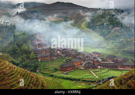 Yao Villaggio Dazhai, Longsheng, vicino alla città di Guilin, provincia di Guangxi, Cina - 5 Aprile 2010: primavera il paesaggio agricolo nella montagnosa regi Foto Stock