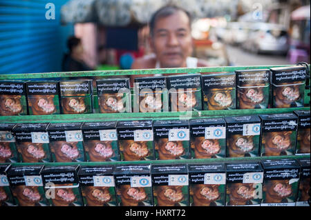 27.01.2017, Yangon, repubblica dell' Unione di Myanmar, asia - un venditore di sigarette è visto seduto dietro il suo chiosco nel centro della ex capitale. Foto Stock