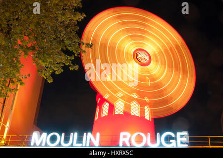 Il famoso Moulin Rouge edificio in Paris , Francia Foto Stock