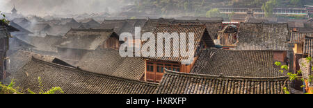 Zhaoxing Village, Guizhou, Cina - 9 Aprile 2010: contea di Liping, Qiandongnan Miao e Dong prefettura autonoma, i tetti di tegole di casa in legno Foto Stock