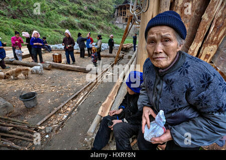 Villaggio Langde, Guizhou, Cina - 16 Aprile 2010: Miao persone , vecchia donna asiatica del contadino, sacco è riso bollito nelle sue mani a feste di villaggio in ho Foto Stock