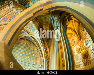 Budapest, Ungheria - 22 Marzo 2017. L'interno della chiesa di San Mattia, una delle famose attrazioni in Ungheria. Si trova nella zona di Ungheria Ca Foto Stock