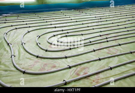 Tubo di installazione di tubi per riscaldamento a pavimento all'interno dell'abitazione in Inghilterra Regno Unito Regno Unito Gran Bretagna Foto Stock