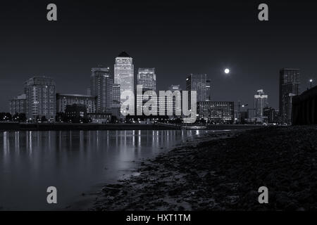 Canary Wharf Docklands cityscape di notte Foto Stock