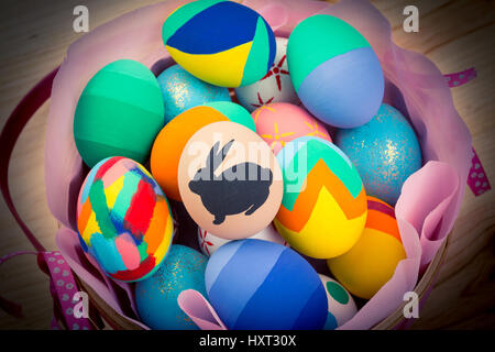 Close-up di Pasquale decorate le uova nel paniere wattled. Da sopra Foto Stock