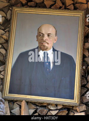 Vladimir Ilyich Lenin, il leader comunista dell'Unione Sovietica, il ritratto ad olio in una cornice dorata, è nella legnaia. Foto Stock