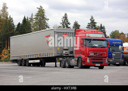 RAISIO, Finlandia - 23 settembre 2016: Rosso Volvo FH semi carro retrocede fino a un carico rimorchio su un arresto carrello cantiere nel sud della Finlandia. Foto Stock