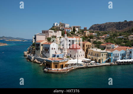 Hafeneinfahrt türkisgrünem mit Wasser, Moschee, bunten Häusern und kahlen Hügeln, Insel Kastellorizo, Dodekanes, Griechenland Foto Stock