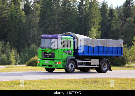 PAIMIO, Finlandia - Agosto 19, 2016: verde lime MAN 18.284 ribaltabile carrello si muove lungo l autostrada in contro verde foresta. Foto Stock