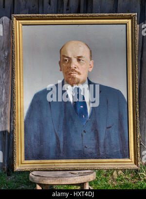 Ritratto di Vladimir Lenin dipinto da un artista sconosciuto, olio su tela, in legno dorato, il telaio è stato immagazzinato in un attico di una casa contadina del tempo Foto Stock