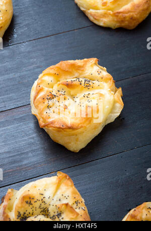 Formaggio di casa torta rulli rivestiti con sesamo su un tavolo Foto Stock