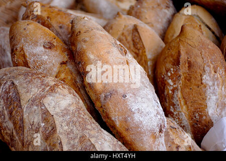 Polpettine di pane sul mercato degli agricoltori in stallo in Stoke on Trent, Staffordshire, Regno Unito. Foto Stock