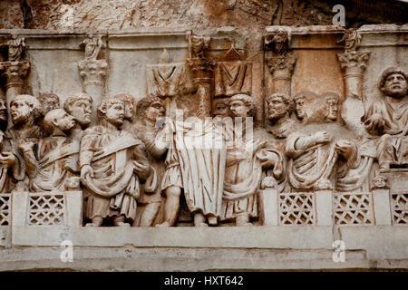 Una vista in dettaglio del fregio sul lato nord dell'Arco di Costantino a Roma, Italia. Foto Stock