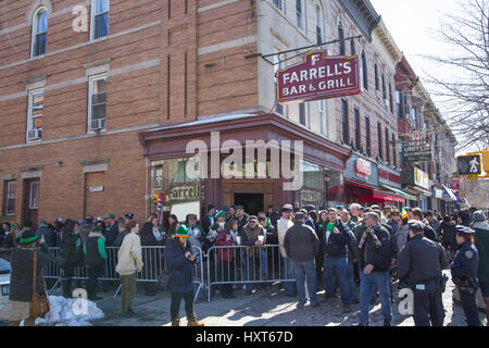 Farrell's Irish Pub è sempre traboccante di celebrazione dopo la Irish American parata annuale in onore di San Patrizio in Park Slope quartiere di Brooklyn, New York. Foto Stock