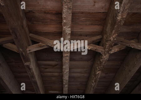 Chiudere ups di una vecchia stalla che conduce a un workshop Foto Stock
