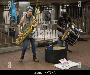 I musicisti Jazz suonare e vendere i loro cd musicali come parte della musica nei sottopassaggi iniziativa in New York City. 34Th Street e Broadway station. Foto Stock