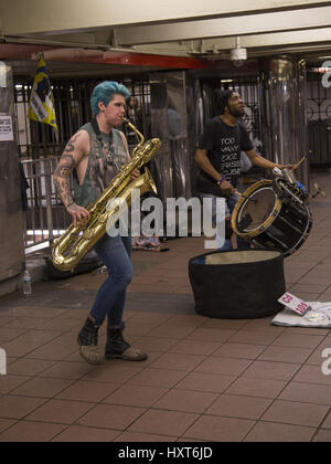 I musicisti Jazz suonare e vendere i loro cd musicali come parte della musica nei sottopassaggi iniziativa in New York City. 34Th Street e Broadway station. Foto Stock