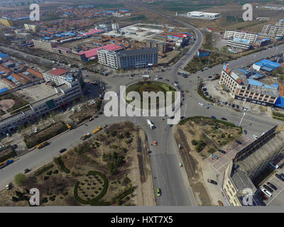 Binzhou, Binzhou, Cina. 29 Mar, 2017. Binzhou, CINA-marzo 29 2017: (solo uso editoriale. Cina OUT).Un incrocio che porta a sei diverse direzioni confonde un sacco di driver in Binzhou, est della Cina di Provincia di Shandong, Marzo 29th, 2017. Credito: SIPA Asia/ZUMA filo/Alamy Live News Foto Stock