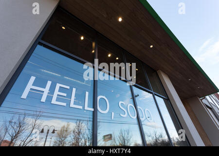 Seattle, Washington: Pickup AmazonFresh SoDo. Amazon.com ha rivelato due generi alimentari le posizioni di prelievo a Seattle è sodo e Ballard quartieri dove gli acquirenti possono ricevere i loro acquisti online in appena quindici minuti dopo che sono stati posizionati. I clienti hanno inoltre la possibilità di scegliere un orario comodo per il ritiro. AmazonFresh raccoglitore non è attualmente disponibile per i dipendenti di Amazon in un beta test programma. Questa posizione è nel centro di Starbucks al fianco di Starbucks presso la sede mondiale. Foto Stock