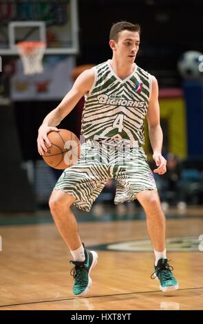 Reno, Nevada, Stati Uniti d'America. 29 Mar, 2017. Reno Bighorn Guard DAVID STOCKTON (4) durante la NBA D-League gioco di basket tra il Reno Bighorns e il Los Angeles D-parafanghi presso il Reno eventi centro a Reno in Nevada. Credito: Jeff Mulvihill/ZUMA filo/Alamy Live News Foto Stock