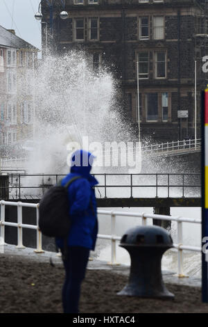 Aberystwyth Wales UK, giovedì 30 marzo 2017 UK meteo : Mentre gran parte della parte orientale del Regno Unito crogiolarvi sotto il sole caldo il giorno più caldo dell'anno finora, le condizioni sono peggiori in Aberystwyth sul lato occidentale del paese, con spessa nube e violenti acquazzoni di pioggia che domina il meteo, come pure il mare agitato rizzatura promenade Photo credit: Keith Morris / Alamy Live News Foto Stock