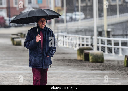 Aberystwyth Wales UK, giovedì 30 marzo 2017 UK meteo : Mentre gran parte della parte orientale del Regno Unito crogiolarvi sotto il sole caldo il giorno più caldo dell'anno finora, le condizioni sono peggiori in Aberystwyth sul lato occidentale del paese, con spessa nube e violenti acquazzoni di pioggia che domina il meteo, come pure il mare agitato rizzatura promenade Photo credit: Keith Morris / Alamy Live News Foto Stock