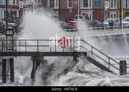 Aberystwyth Wales UK, giovedì 30 marzo 2017 UK meteo : Mentre gran parte della parte orientale del Regno Unito crogiolarvi sotto il sole caldo il giorno più caldo dell'anno finora, le condizioni sono peggiori in Aberystwyth sul lato occidentale del paese, con spessa nube e violenti acquazzoni di pioggia che domina il meteo, come pure il mare agitato rizzatura promenade Photo credit: Keith Morris / Alamy Live News Foto Stock