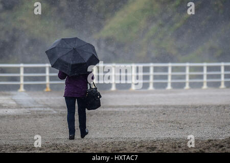 Aberystwyth Wales UK, giovedì 30 marzo 2017 UK meteo : Mentre gran parte della parte orientale del Regno Unito crogiolarvi sotto il sole caldo il giorno più caldo dell'anno finora, le condizioni sono peggiori in Aberystwyth sul lato occidentale del paese, con spessa nube e violenti acquazzoni di pioggia che domina il meteo, come pure il mare agitato rizzatura promenade Photo credit: Keith Morris / Alamy Live News Foto Stock