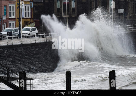 Aberystwyth Wales UK, giovedì 30 marzo 2017 UK meteo : Mentre gran parte della parte orientale del Regno Unito crogiolarvi sotto il sole caldo il giorno più caldo dell'anno finora, le condizioni sono peggiori in Aberystwyth sul lato occidentale del paese, con spessa nube e violenti acquazzoni di pioggia che domina il meteo, come pure il mare agitato rizzatura promenade Photo credit: Keith Morris / Alamy Live News Foto Stock