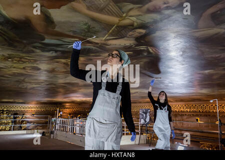 Londra, Regno Unito. Il 30 marzo, 2017. I restauratori lavori di ripristino del Greenwich sala dipinta, conosciuta come la Cappella Sistina del Regno Unito. Il 40.000 sq piede interno dipinto da Sir James Thornhill sta subendo una grande trasformazione presso la Old Royal Naval College. © Guy Corbishley/Alamy Live News Foto Stock