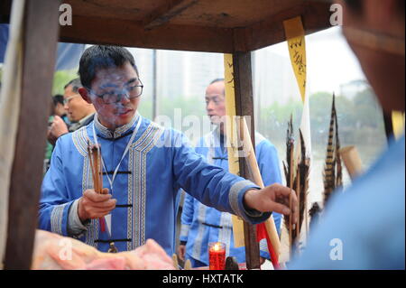 Hangzh, Hangzh, Cina. 30 Mar, 2017. Si tratta di una tradizione cinese di mangiare il nero di riso appiccicoso durante Shangsi Festival. Persone celebrare la prossima Shangsi Festival in Hangzhou, est della Cina di Provincia dello Zhejiang, Marzo 30th, 2017.Shangsi è un festival tradizionale osservata dai cinesi i gruppi etnici tra cui Han e Zhuang, per allontanare gli spiriti maligni, catastrofi naturali, e di pregare per i figli e le figlie di avere figli. Credito: SIPA Asia/ZUMA filo/Alamy Live News Foto Stock