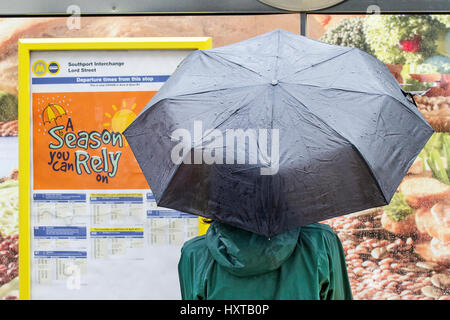 Southport, Merseyside. Il 30 marzo 2017. Regno Unito Meteo. Pesanti piogge pour verso il basso sopra il nord ovest della stazione balneare di Southport nel Merseyside. Gli amanti dello shopping & pendolari simili adottano tutte le misure necessarie per coprire fino a piogge acquazzoni. Credito: Cernan Elias/Alamy Live News Foto Stock