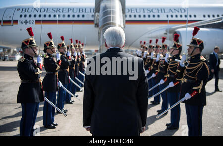 Parigi, Francia. 30 Mar, 2017. Il Presidente tedesco Frank-Walter Steinmeier arriva all'aeroporto di Parigi, Francia, 30 marzo 2017. Il nuovo Presidente tedesco è in viaggio verso la Francia per la prima volta poiché egli è venuto per l'ufficio. Foto: Bernd von Jutrczenka/dpa/Alamy Live News Foto Stock