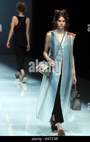 Pechino, Cina. 30 Mar, 2017. Modelli di accessori presenti da progettisti di Xiamen Cina durante la Fashion Week di Pechino, capitale della Cina, 30 marzo 2017. Credito: Li Mingfang/Xinhua/Alamy Live News Foto Stock