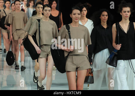 Pechino, Cina. 30 Mar, 2017. Modelli di accessori presenti da progettisti di Xiamen Cina durante la Fashion Week di Pechino, capitale della Cina, 30 marzo 2017. Credito: Li Mingfang/Xinhua/Alamy Live News Foto Stock