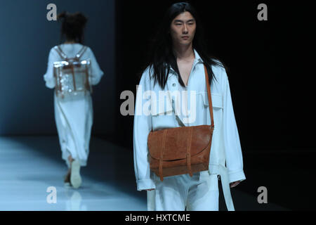 Pechino, Cina. 30 Mar, 2017. Modelli di accessori presenti da progettisti di Xiamen Cina durante la Fashion Week di Pechino, capitale della Cina, 30 marzo 2017. Credito: Li Mingfang/Xinhua/Alamy Live News Foto Stock