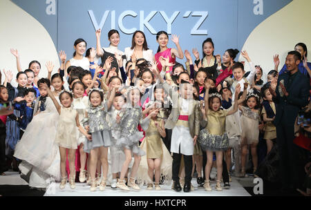 Pechino, Cina. 30 Mar, 2017. Designer Xu Xinyin modelli e salutare gli spettatori durante la Cina della settimana della moda di Pechino, capitale della Cina, 30 marzo 2017. Credito: Chen Jianli/Xinhua/Alamy Live News Foto Stock