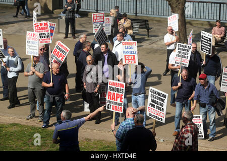 Southbank, Londra, Regno Unito. 30 Mar, 2017. Marcia di protesta sulla presunta di governo di link per Uber Credito: Simon Balson/Alamy Live News Foto Stock