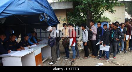 Kathmandu, Nepal. 30 Mar, 2017. Giovani nepalesi in coda fino a file i formulari per la domanda di iscrizione in 'Myadi Prahari', il temporaneo di forza di sicurezza per le prossime elezioni locali in Kathmandu, Nepal, Marzo 30, 2017. Il Nepal è programmato per mantenere a livello locale alle elezioni del 14 maggio per la prima volta in 19 anni. Credito: Sunil Sharma/Xinhua/Alamy Live News Foto Stock