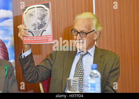 (170331)--NAIROBI, Marzo 31, 2017(Xinhua)-- Iain Douglas Hamilton, fondatore di salvare gli elefanti, una organizzazione di conservazione, visualizza una relazione sulla Cina giuridica del commercio di avorio di Nairobi, in Kenya, Marzo 29, 2017. Lo storico divieto di trasformazione e vendita di prodotti di avorio ha annunciato dalla Cina sul dicembre 31, 2016 potrebbe herald scomparsa del bracconaggio di elefante in Africa, dice un nuovo rapporto da una lobby di conservazione rilasciato a Nairobi il mercoledì. (Xinhua/Sun Ruibo) Foto Stock