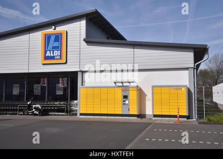 Colonia, Germania. 26 Mar, 2017. Un DHL stazione pick-up al di fuori di un supermercato Aldi a Colonia, Germania, 26 marzo 2017. - Nessun filo SERVICE - foto: Horst Galuschka/dpa/Alamy Live News Foto Stock