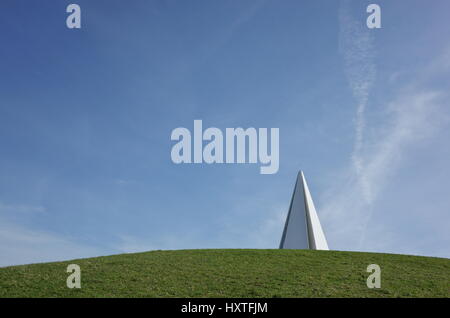 Milton Keynes, Regno Unito. 30 Mar, 2017. Regno Unito Meteo. Una luminosa giornata di sole presso la Piramide di Luce scultura realizzata da Liliane Lijn in Campbell Park, Milton Keynes, Buckinghamshire, Inghilterra. Foto Stock