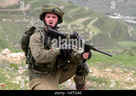 Madama, West Bank. 30 Mar, 2017. Una dimostrazione per commemorare il giorno di terra in Cisgiordania villaggio di Madama, nel sud di Nablus, è diventata violenta come i dimostranti palestinesi si sono scontrati con le forze di sicurezza israeliane. Soldati israeliani sparato gas lacrimogeni e pallottole di gomma a dimostranti palestinesi, che a loro volta sono state gettando le rocce in loro. La protesta si è infiltrata da mascherare i coloni israeliani. Secondo la Mezzaluna Rossa Palestinese 45 palestinesi sono stati feriti sulla scena, mentre senza lesioni dei soldati israeliani sono stati segnalati. Credito: ZUMA Press, Inc./Alamy Live News Foto Stock