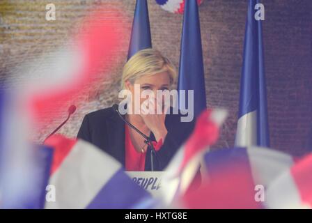 La Trinite-Porhoet, Brittany, Francia. 30 Mar, 2017. Front National francese candidato presidenziale Marine Le Pen indirizzi bretone rurali europee durante la sua campagna presidenziale di credito: Luca Peters/Alamy Live News Foto Stock