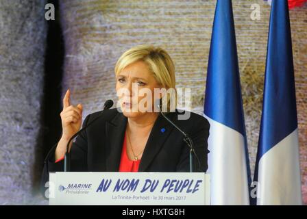 La Trinite-Porhoet, Brittany, Francia. 30 Mar, 2017. Front National francese candidato presidenziale Marine Le Pen indirizzi bretone rurali europee durante la sua campagna presidenziale di credito: Luca Peters/Alamy Live News Foto Stock