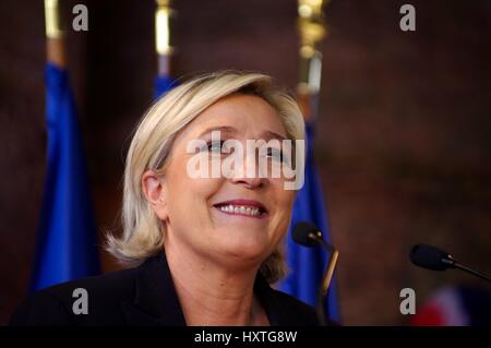 La Trinite-Porhoet, Brittany, Francia. 30 Mar, 2017. Front National francese candidato presidenziale Marine Le Pen indirizzi bretone rurali europee durante la sua campagna presidenziale di credito: Luca Peters/Alamy Live News Foto Stock