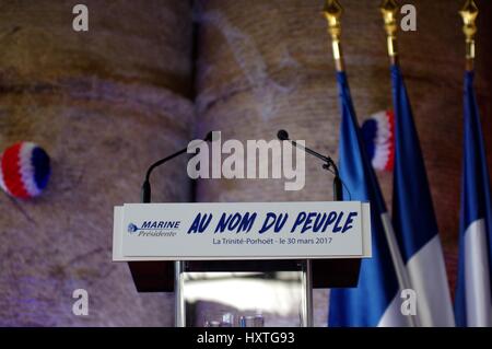 La Trinite-Porhoet, Brittany, Francia. 30 Mar, 2017. Front National francese candidato presidenziale Marine Le Pen indirizzi bretone rurali europee durante la sua campagna presidenziale di credito: Luca Peters/Alamy Live News Foto Stock