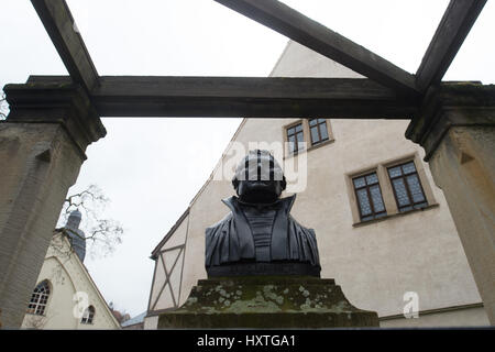 Eisleben, Germania. 23 Mar, 2017. Un busto di Martin Luther, Tedesco teologo e figura chiave della riforma protestante, visto di fronte alla sua casa natale a Lutero di natale di Eisleben, Germania, 23 marzo 2017. Foto: Klaus-Dietmar Gabbert/ZB/dpa/Alamy Live News Foto Stock