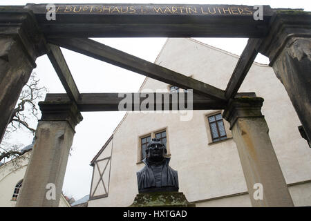 Eisleben, Germania. 23 Mar, 2017. Un busto di Martin Luther, Tedesco teologo e figura chiave della riforma protestante, visto di fronte alla sua casa natale a Lutero di natale di Eisleben, Germania, 23 marzo 2017. Foto: Klaus-Dietmar Gabbert/ZB/dpa/Alamy Live News Foto Stock